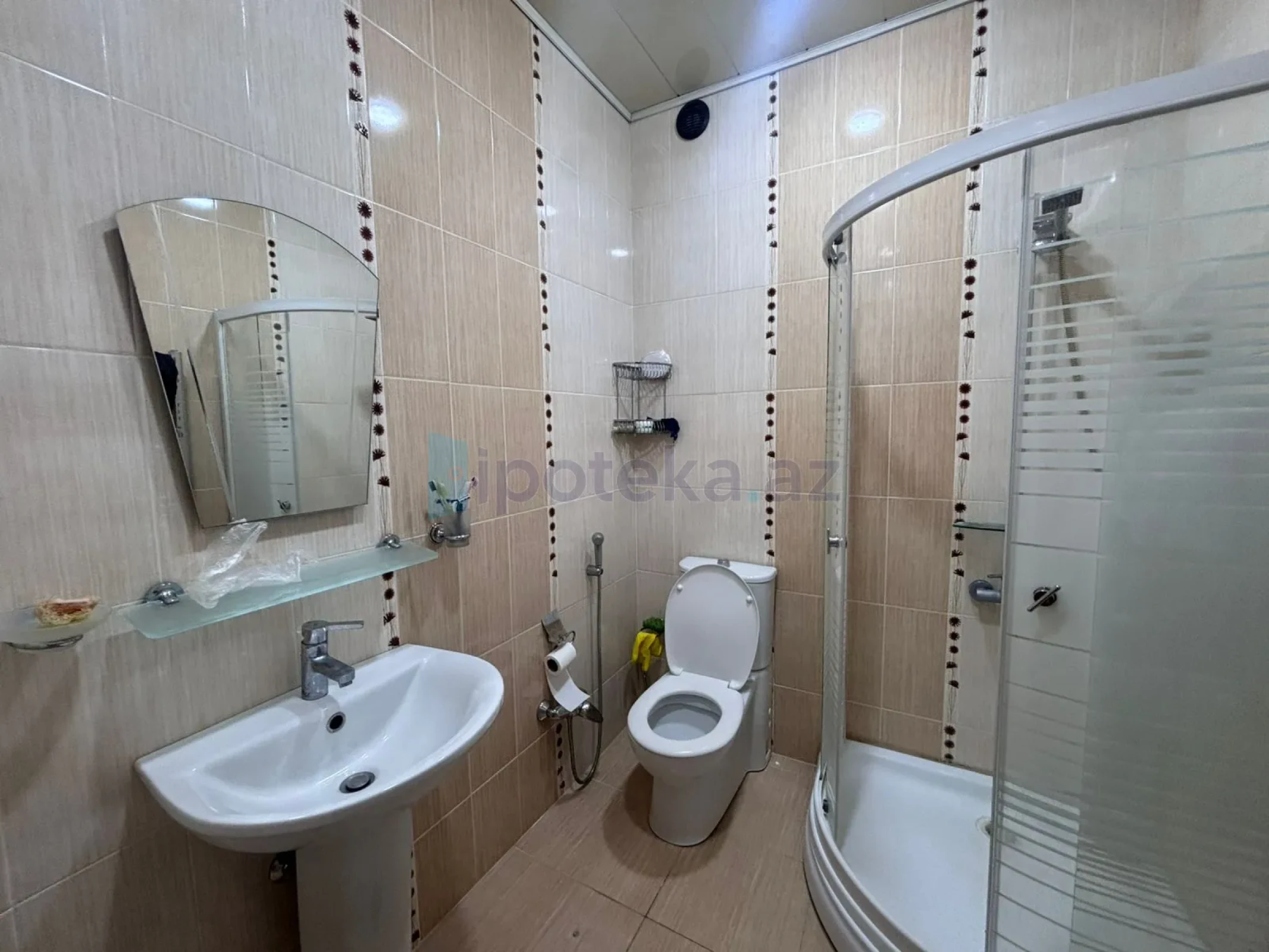 Satılır 4 otaqlı mənzil 190 m²