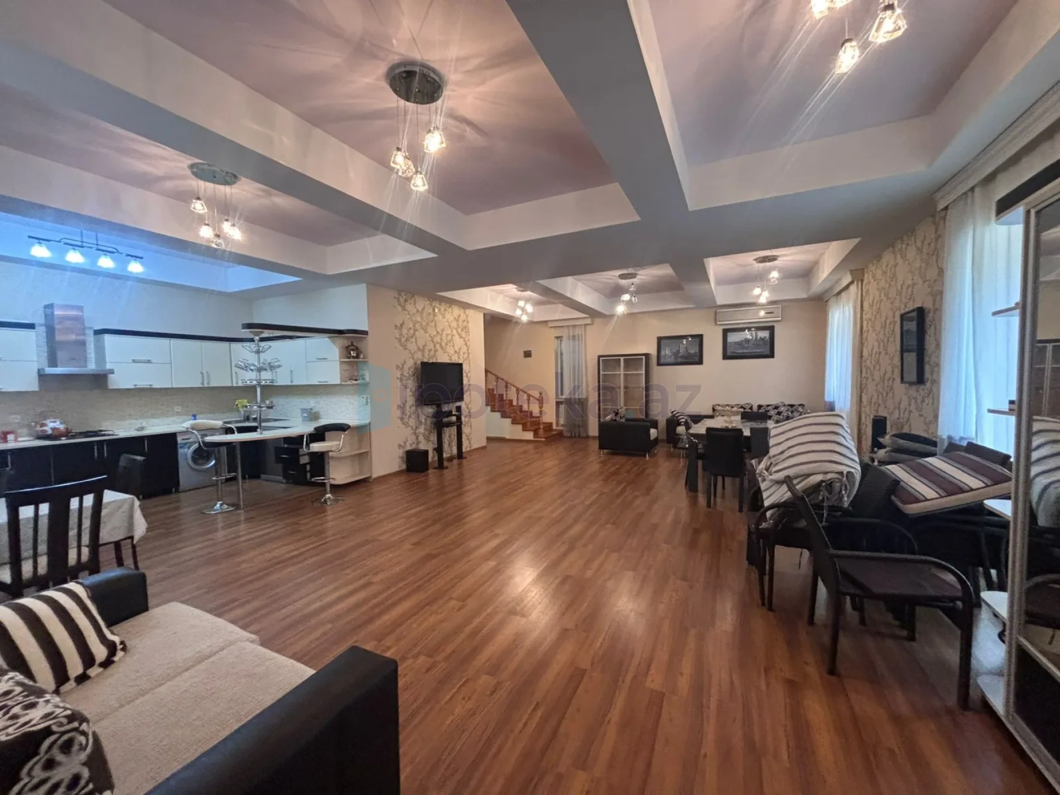 Satılır 4 otaqlı mənzil 190 m²