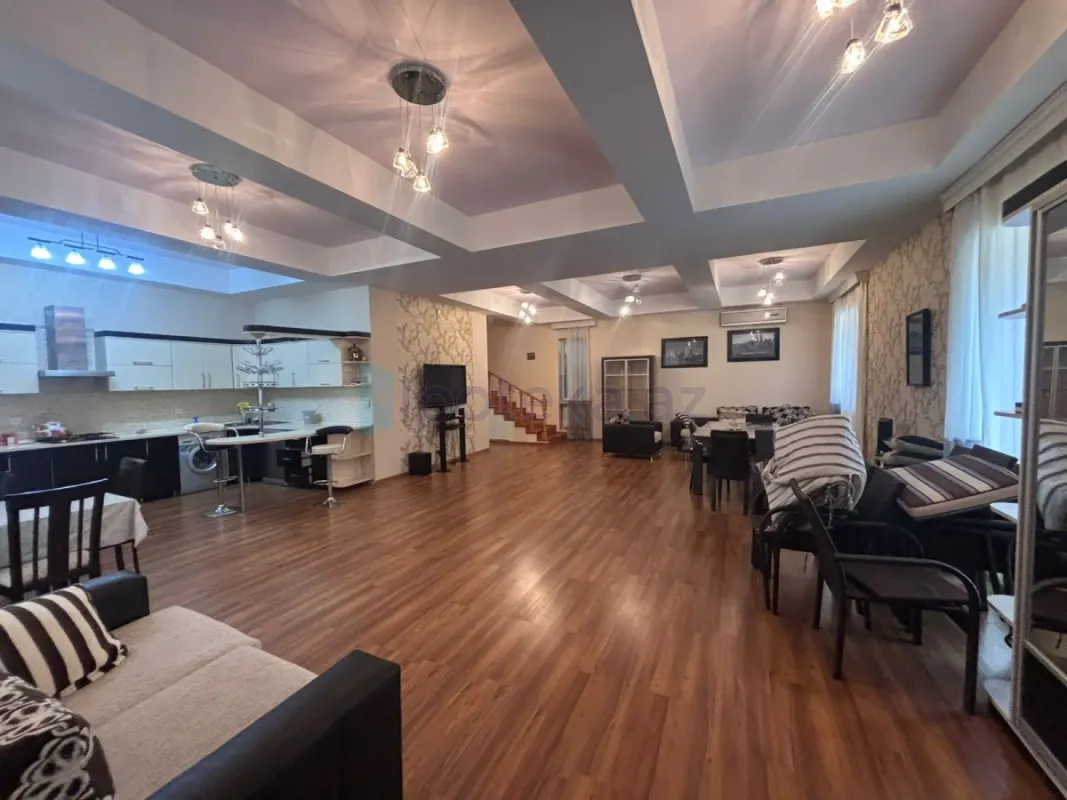 Satılır 4 otaqlı mənzil 190 m²