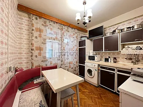 Satılır 4 otaqlı köhnə tikili 105 m²