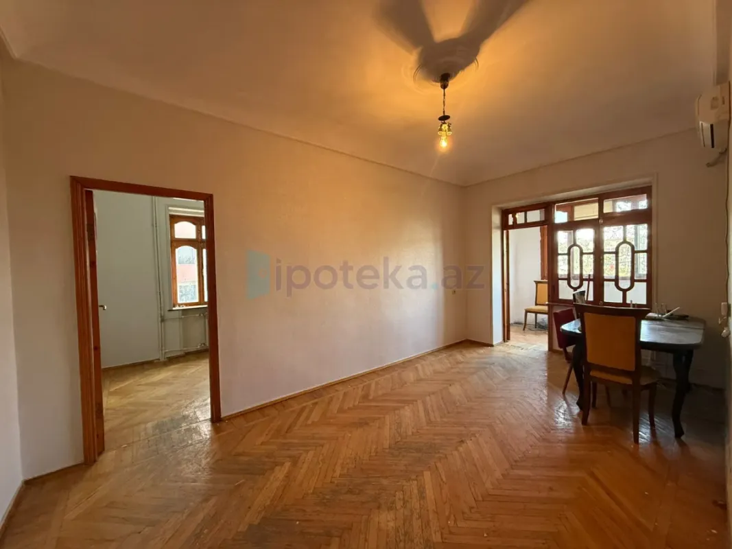 Satılır 2 otaqlı köhnə tikili 60 m²