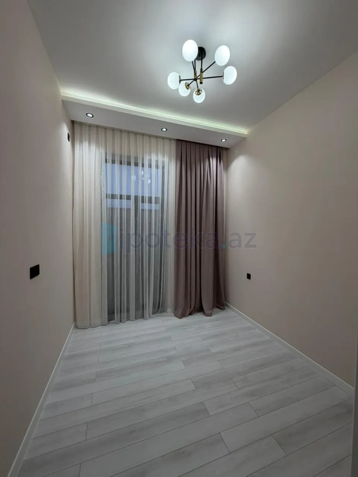 Satılır 4 otaqlı mənzil 140 m²
