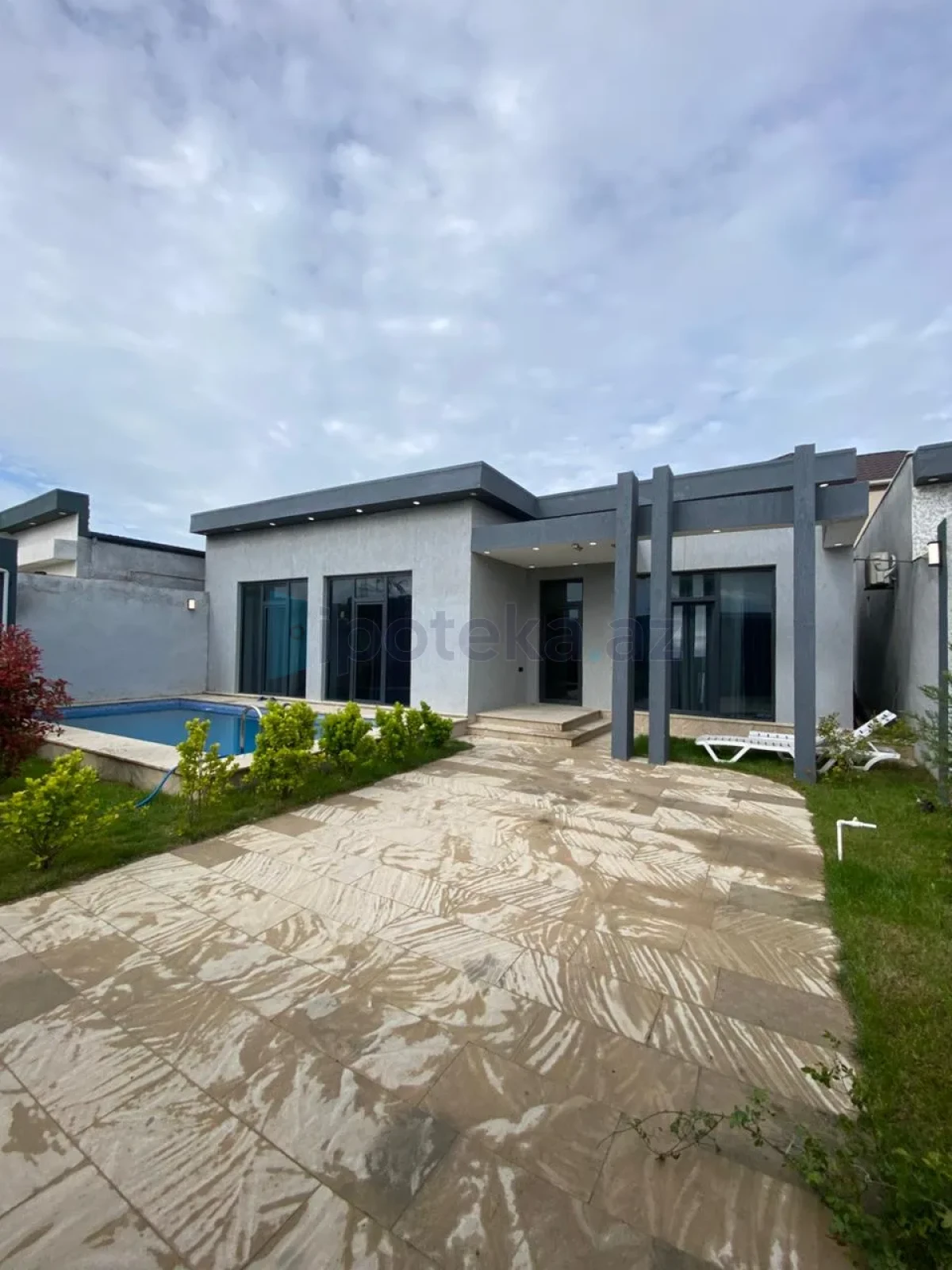 Satılır 4 otaqlı mənzil 150 m²