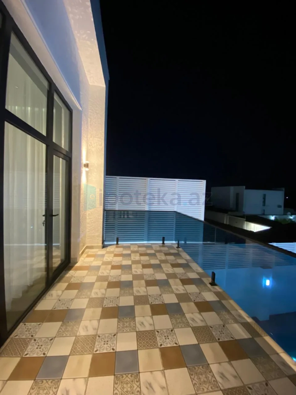 Satılır 5 otaqlı mənzil 225 m²