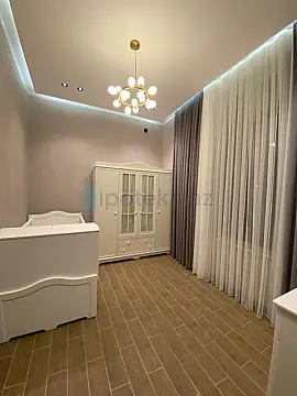 Satılır 5 otaqlı mənzil 225 m²