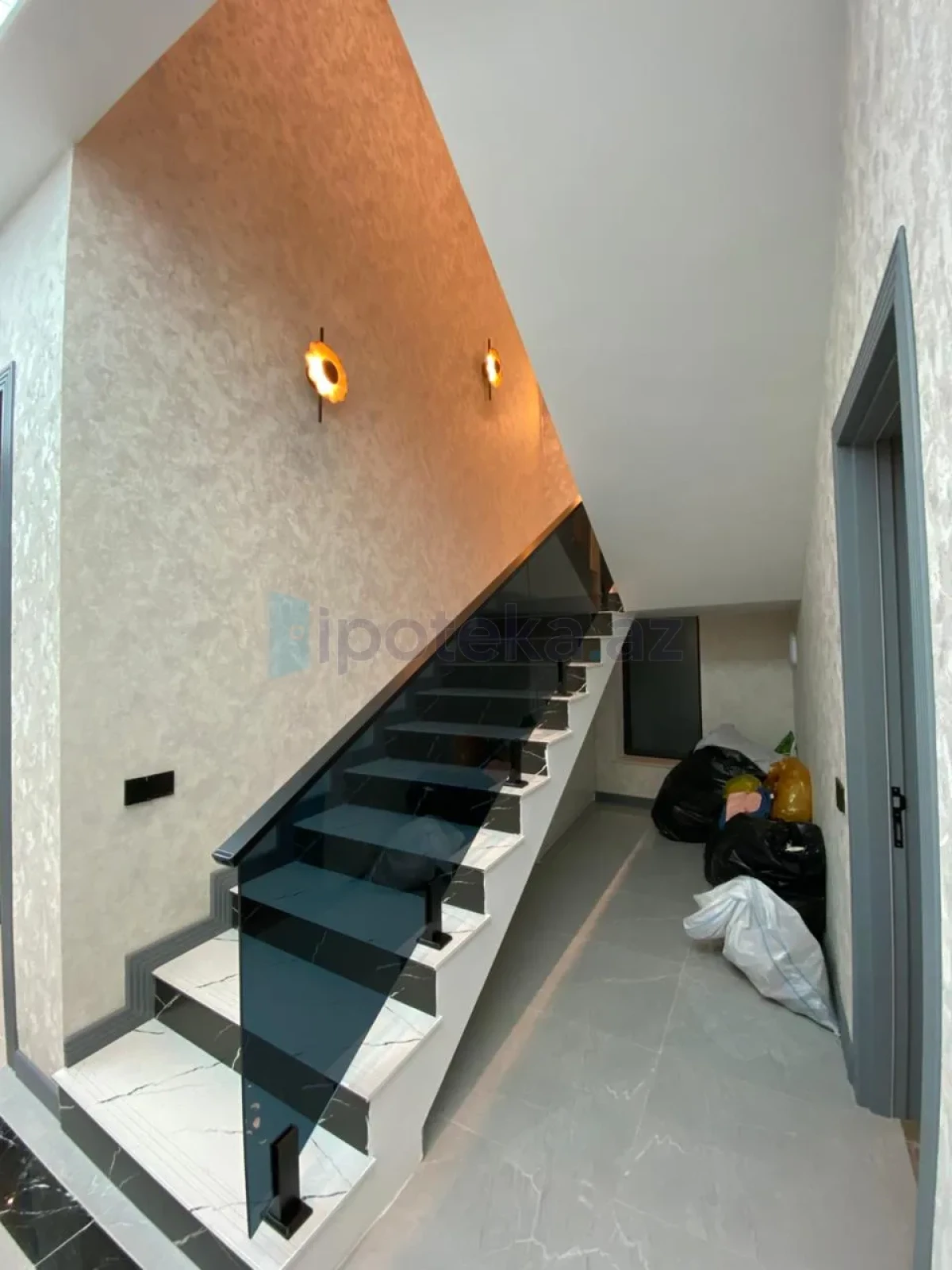 Satılır 5 otaqlı mənzil 225 m²