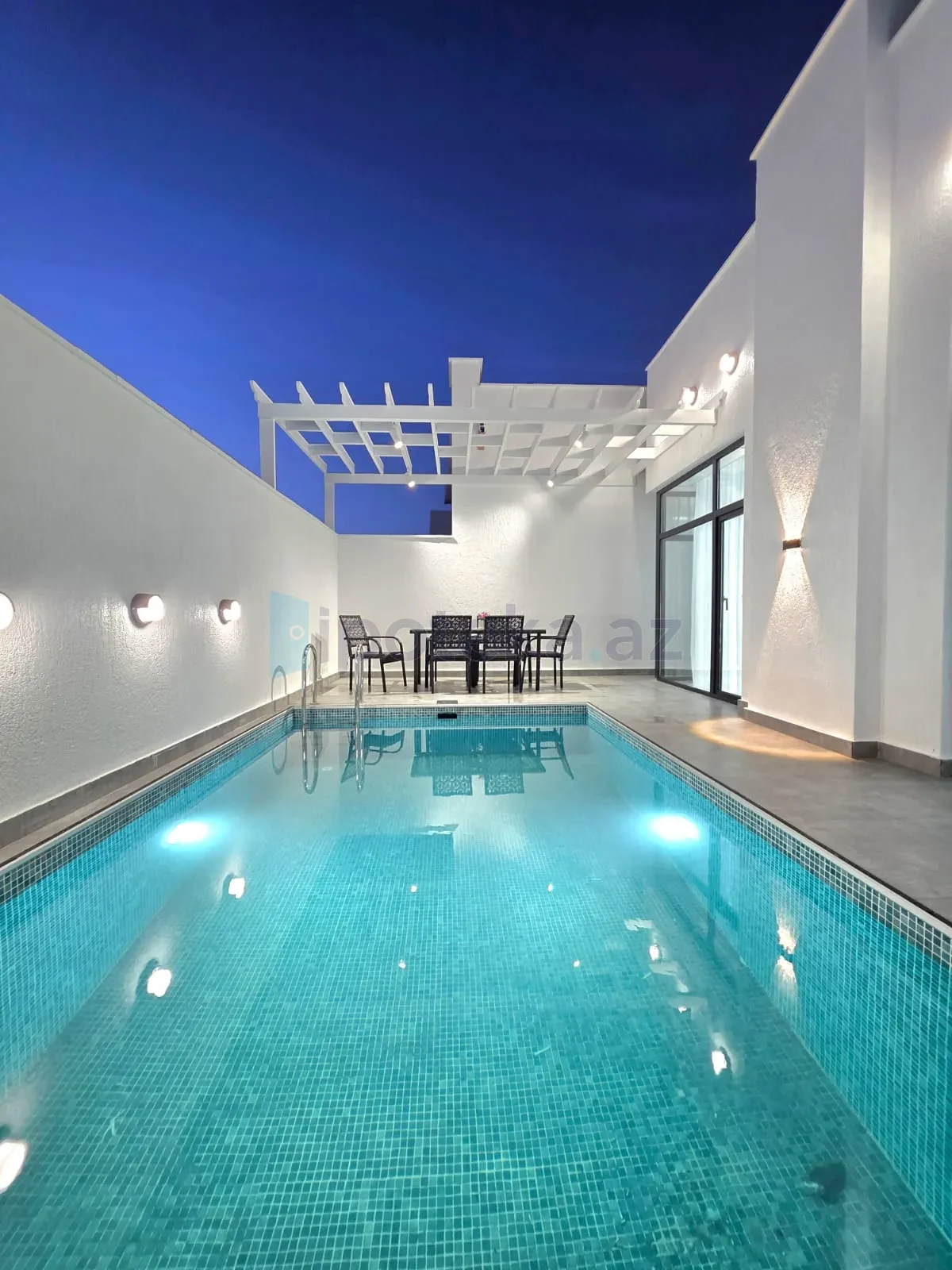 Satılır 4 otaqlı mənzil 140 m²