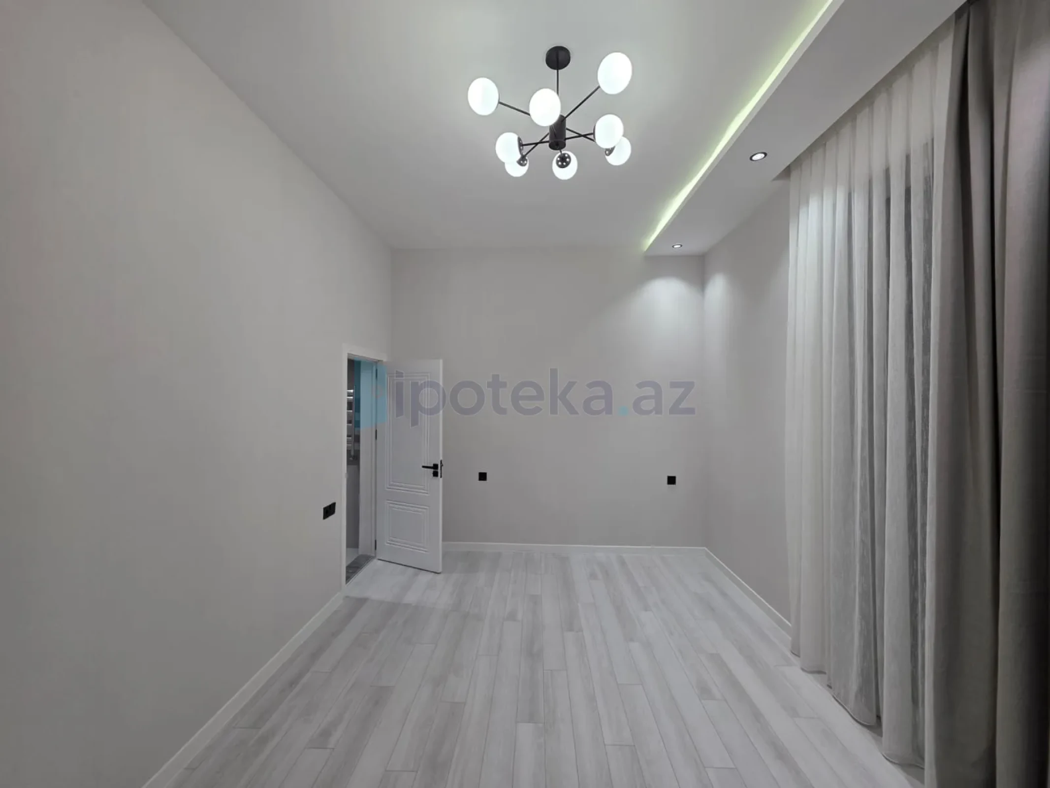 Satılır 4 otaqlı mənzil 140 m²