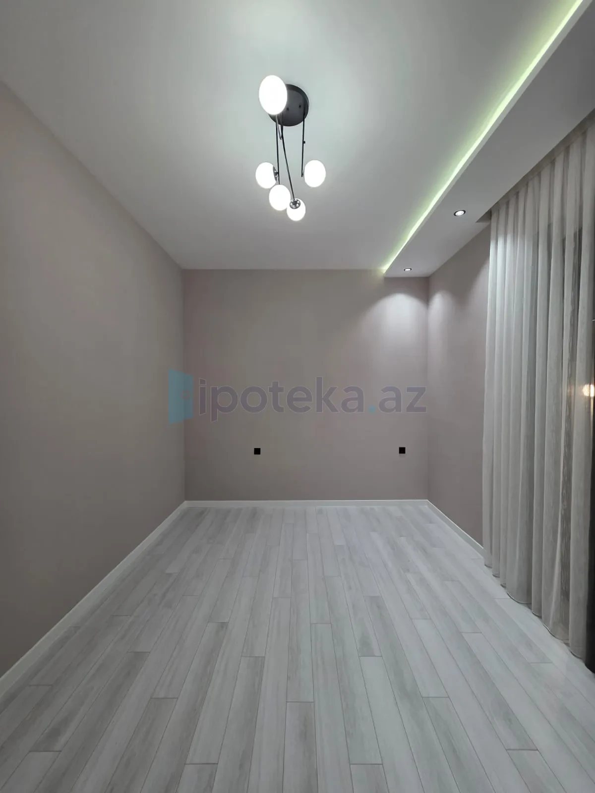 Satılır 4 otaqlı mənzil 140 m²