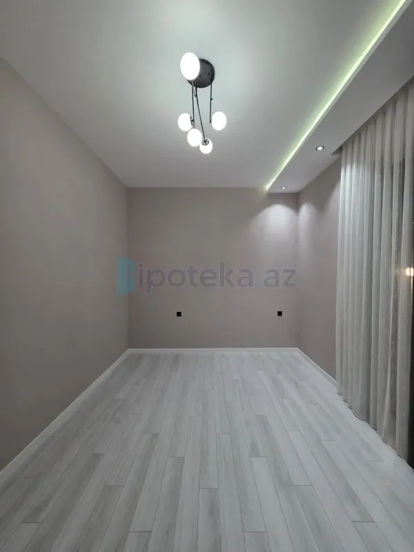 Satılır 4 otaqlı mənzil 140 m²