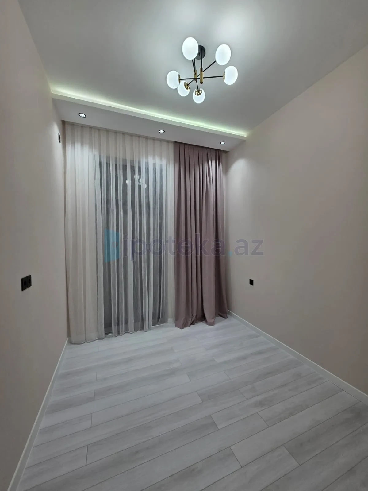 Satılır 4 otaqlı mənzil 140 m²