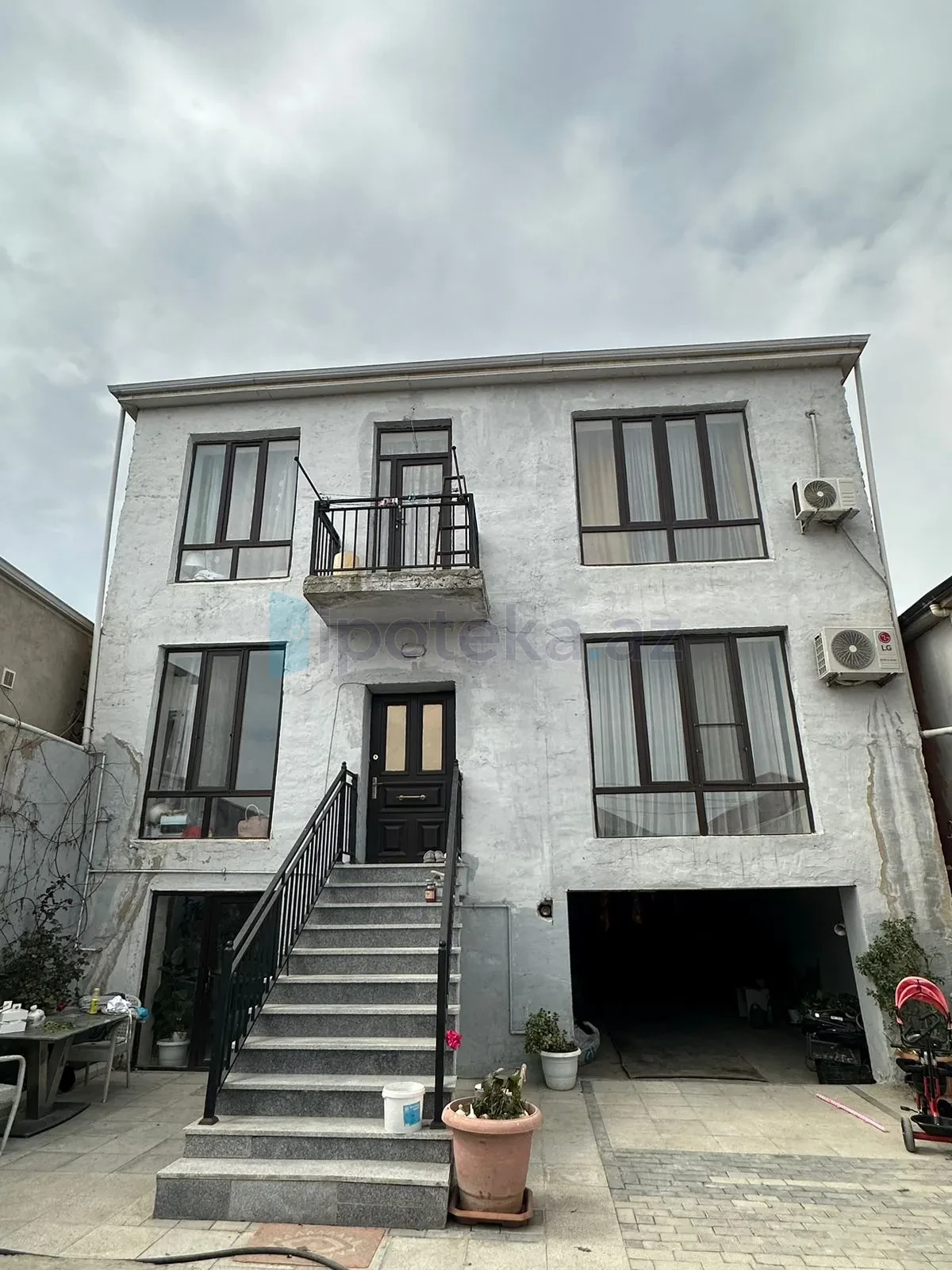 Satılır 4 otaqlı həyət evi 300 m²