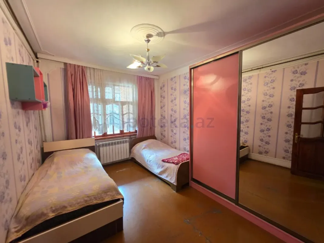 Satılır 4 otaqlı köhnə tikili 100 m²