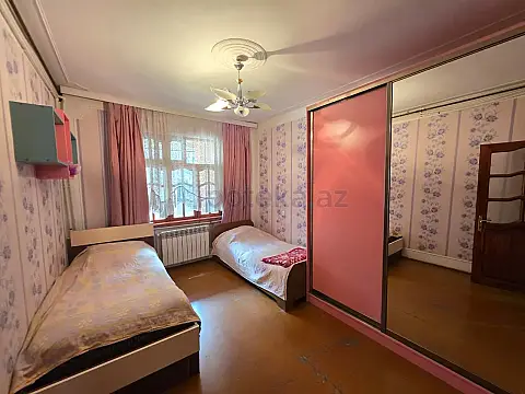 Satılır 4 otaqlı köhnə tikili 100 m²