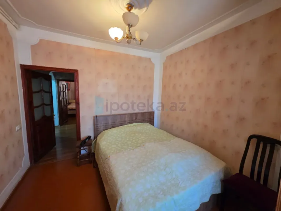 Satılır 4 otaqlı köhnə tikili 100 m²