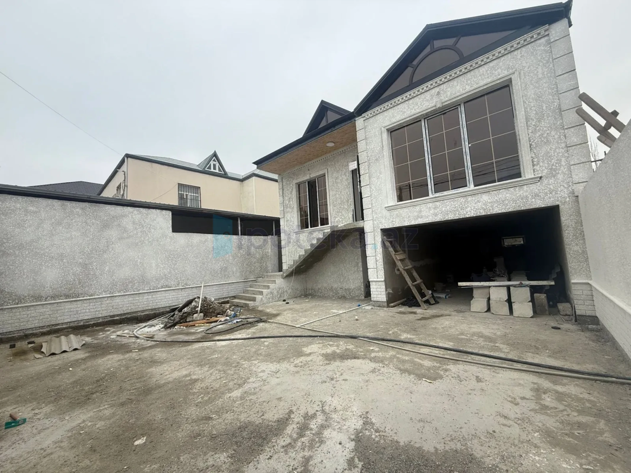 Satılır 7 otaqlı həyət evi 200 m²