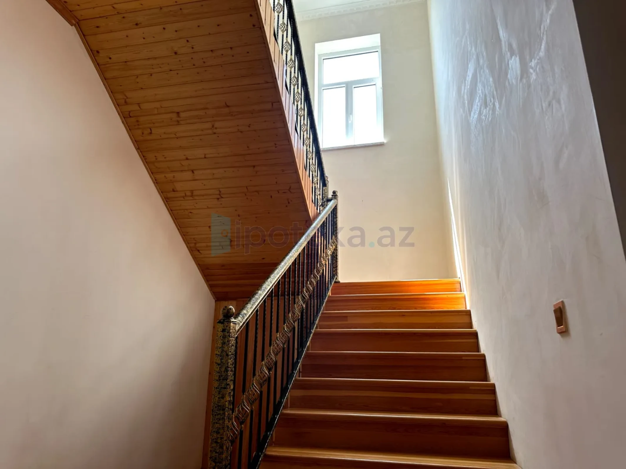 Satılır 6 otaqlı həyət evi 200 m²