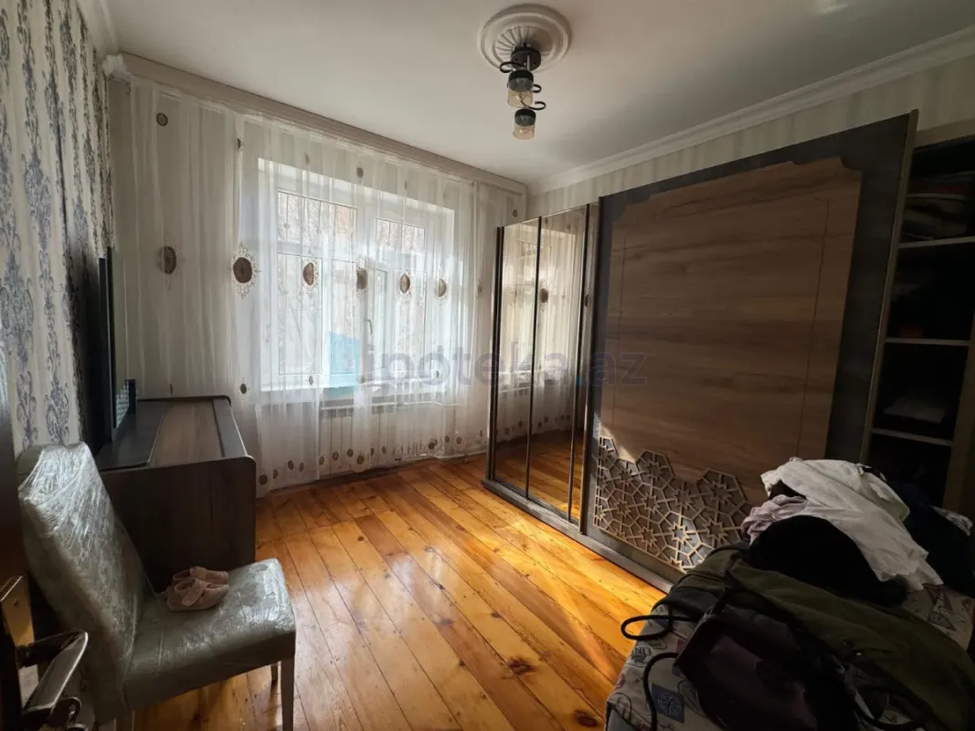 Satılır 4 otaqlı köhnə tikili 80 m²