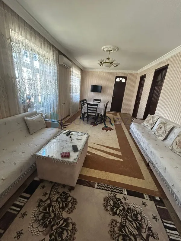 Satılır 9 otaqlı həyət evi 250 m²