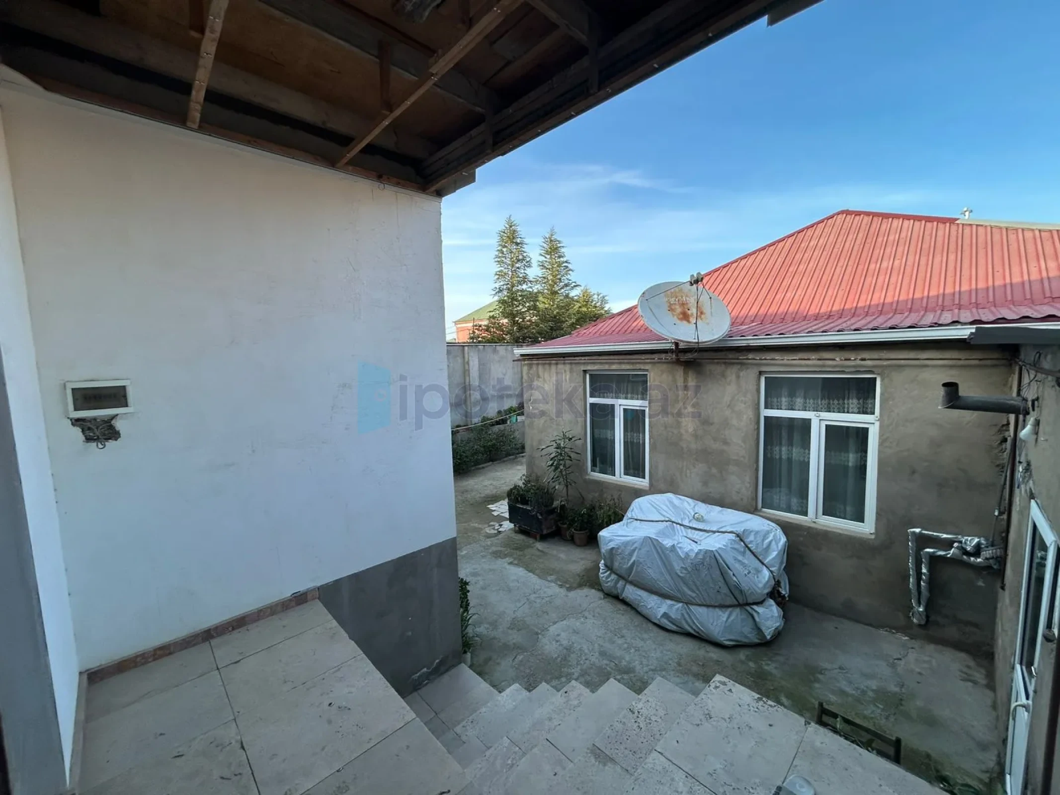 Satılır 9 otaqlı həyət evi 250 m²