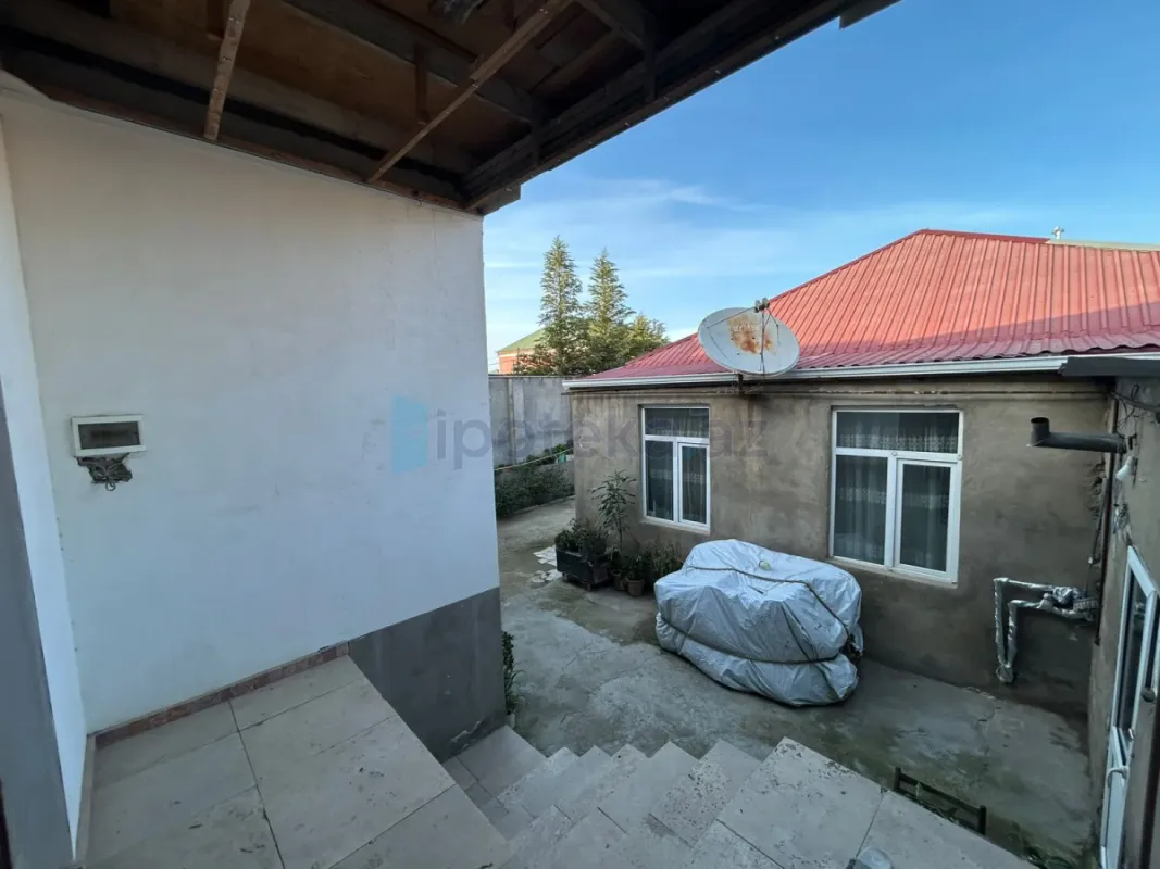Satılır 9 otaqlı həyət evi 250 m²