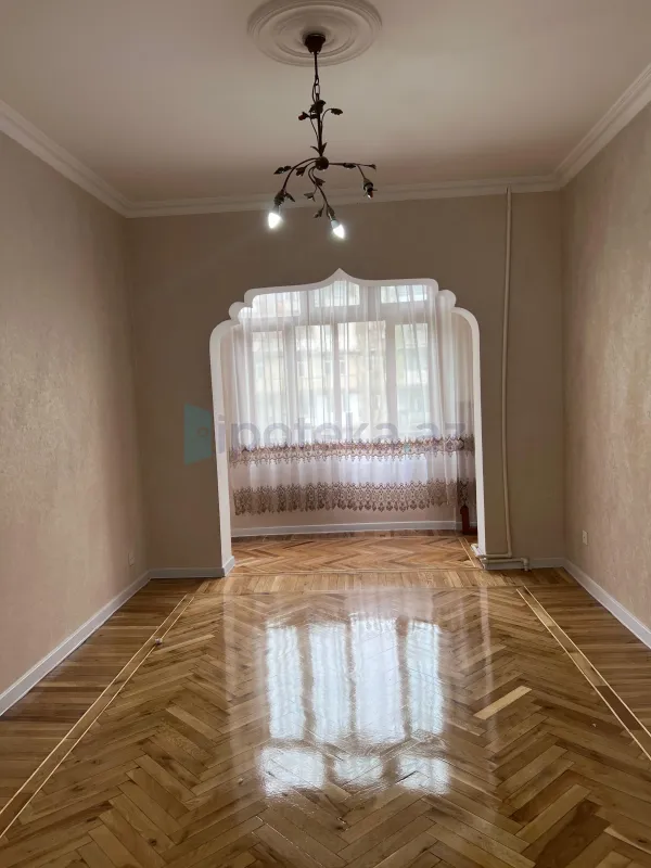Satılır 4 otaqlı köhnə tikili 100 m²