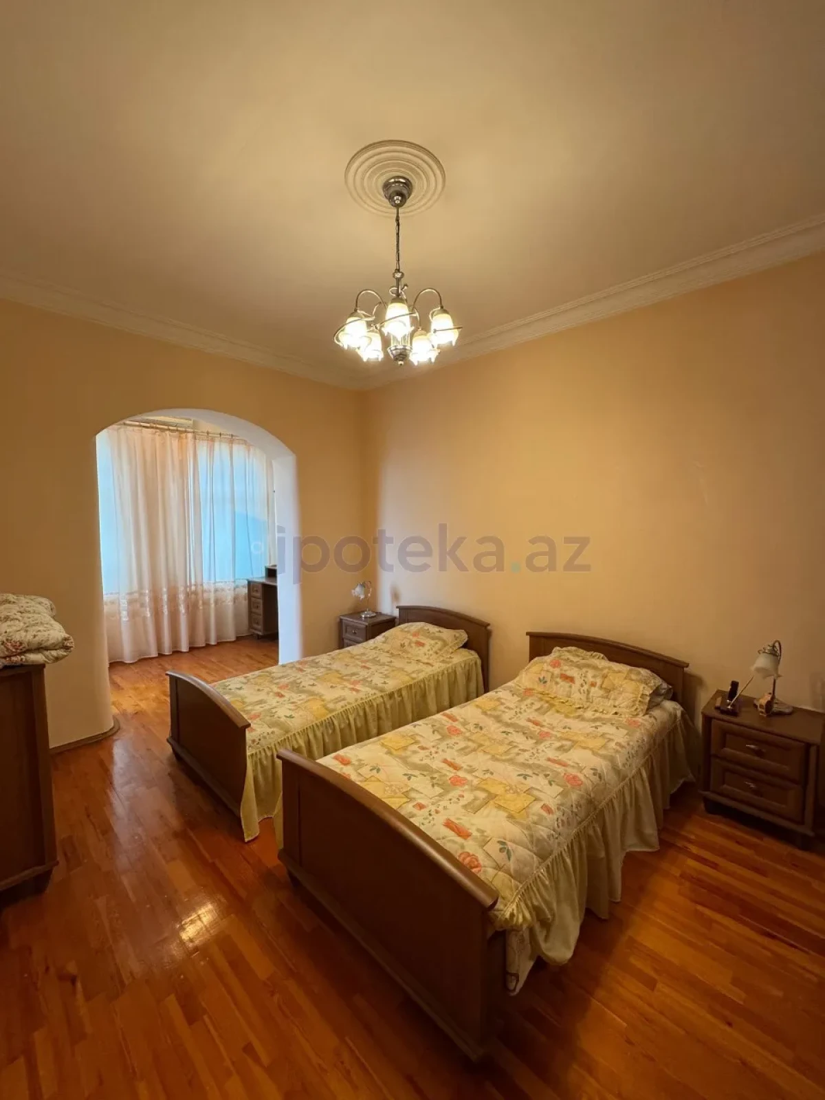 Satılır 7 otaqlı mənzil 380 m²