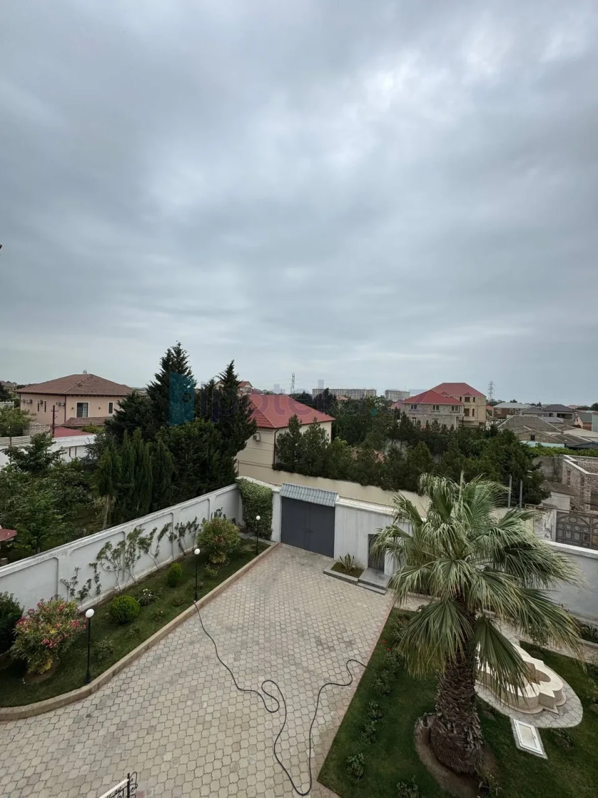 Satılır 7 otaqlı mənzil 380 m²