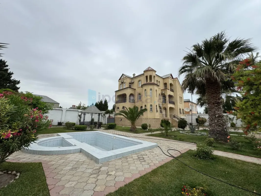 Satılır 7 otaqlı mənzil 380 m²