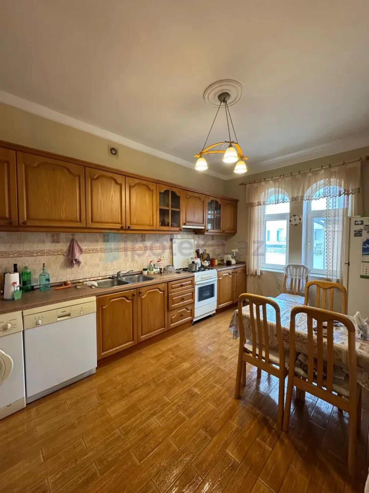 Satılır 7 otaqlı mənzil 380 m²