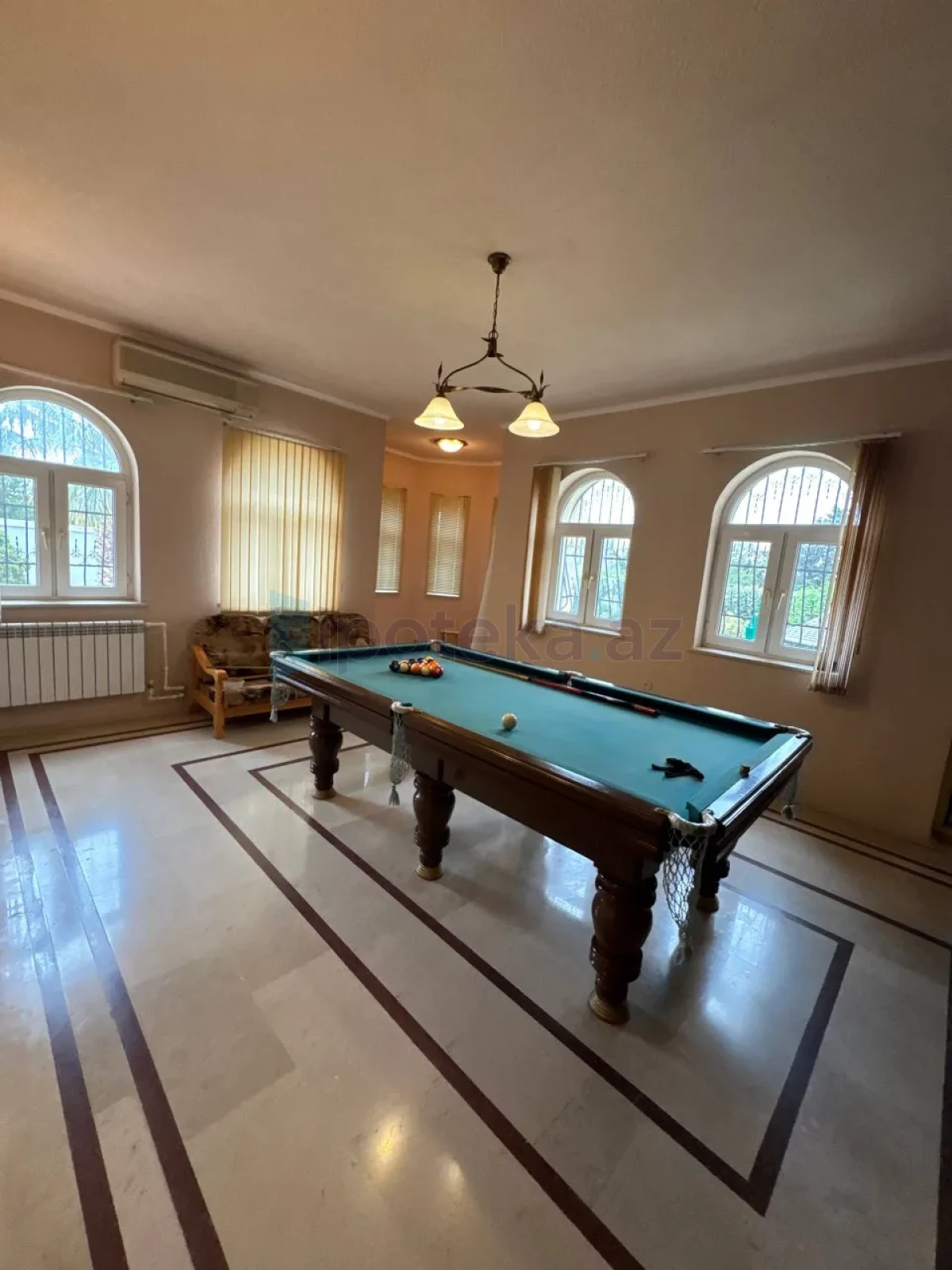 Satılır 7 otaqlı mənzil 380 m²