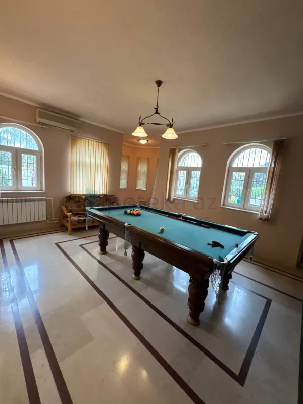 Satılır 7 otaqlı mənzil 380 m²