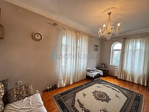 Satılır 7 otaqlı mənzil 380 m²
