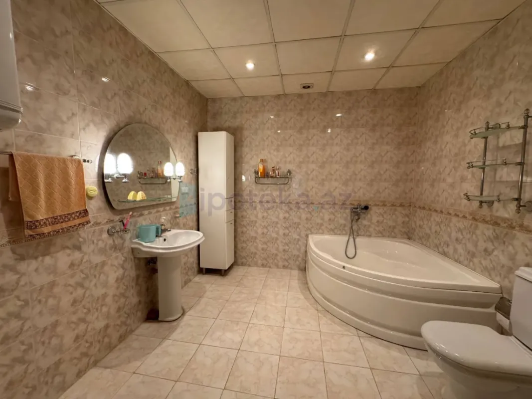 Satılır 7 otaqlı mənzil 380 m²