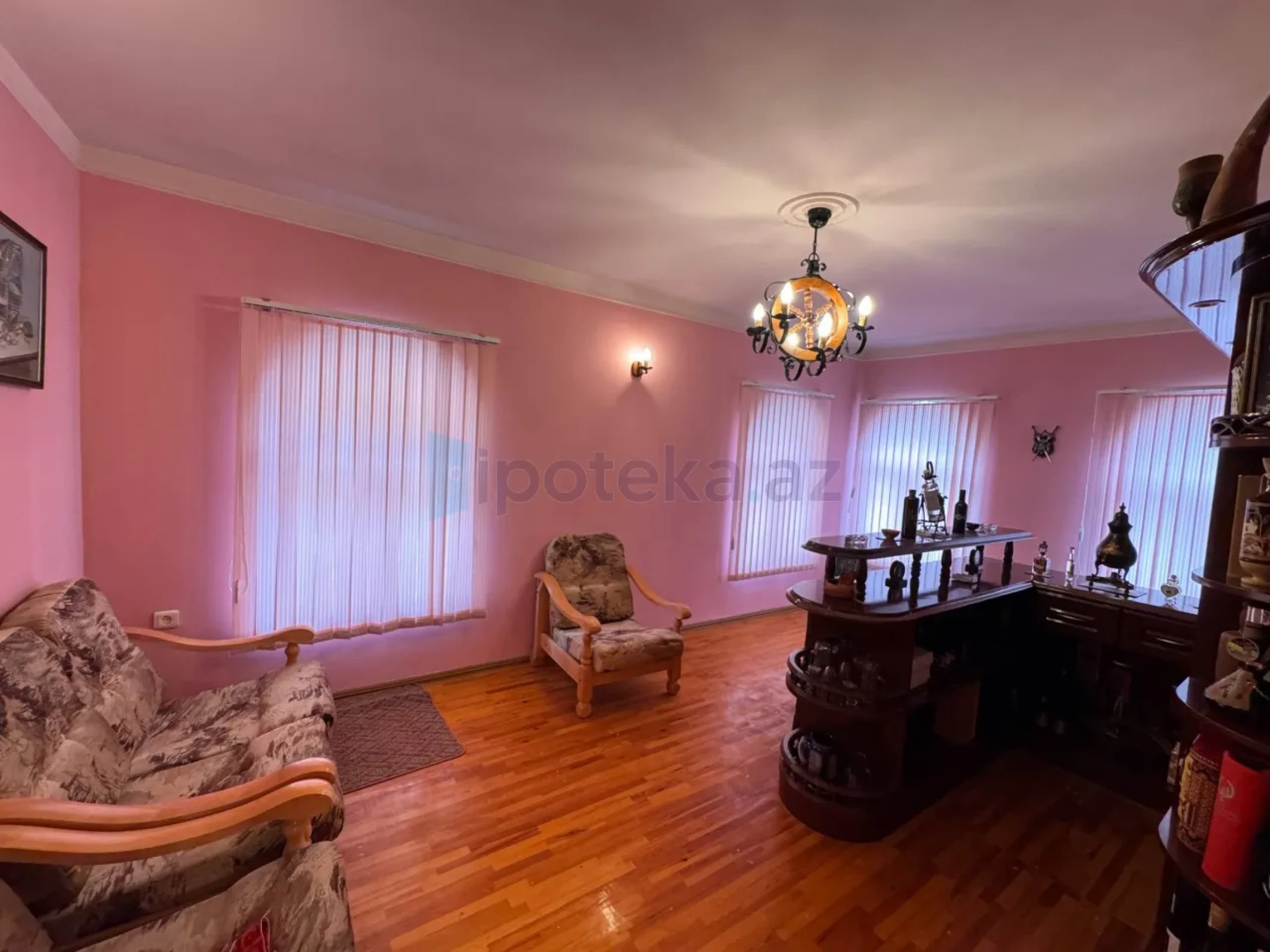 Satılır 7 otaqlı mənzil 380 m²