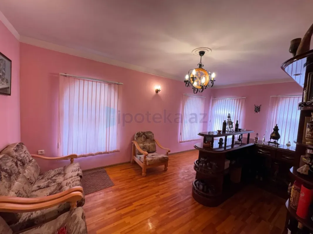 Satılır 7 otaqlı mənzil 380 m²