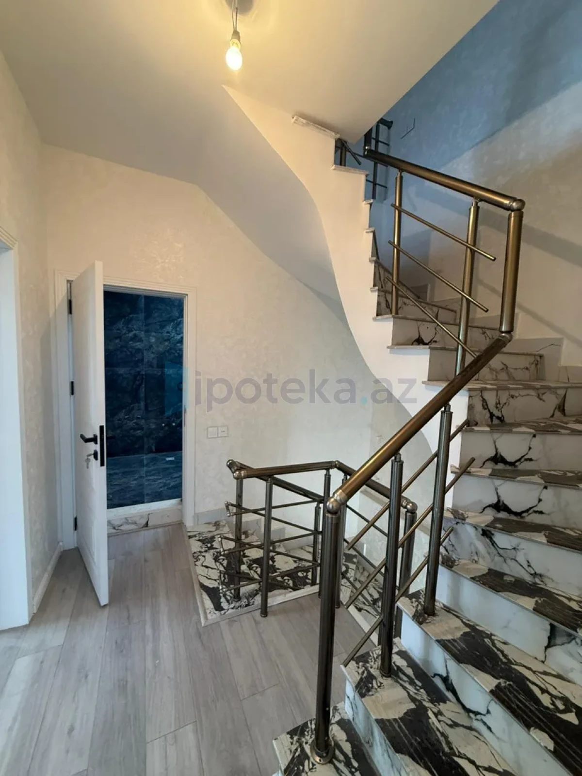 Satılır 5 otaqlı həyət evi 210 m²