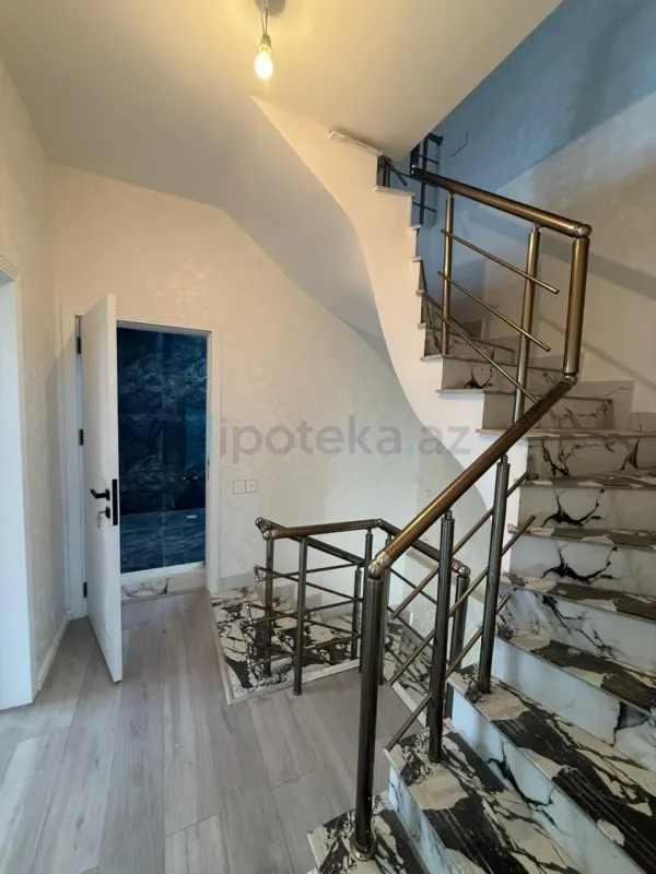 Satılır 5 otaqlı həyət evi 210 m²