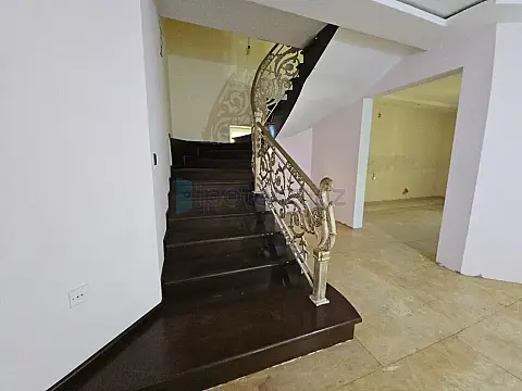 Satılır 6 otaqlı mənzil 600 m²