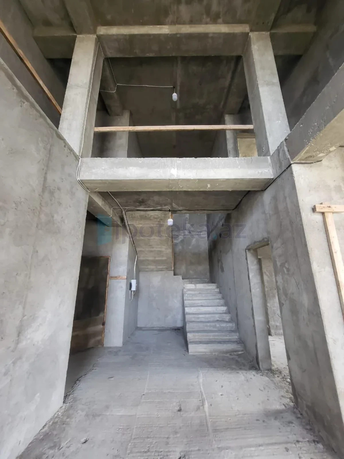 Satılır 7 otaqlı mənzil 500 m²
