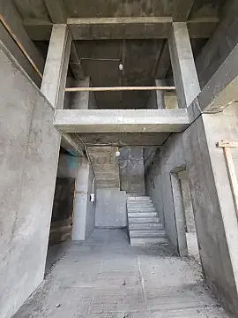 Satılır 7 otaqlı mənzil 500 m²