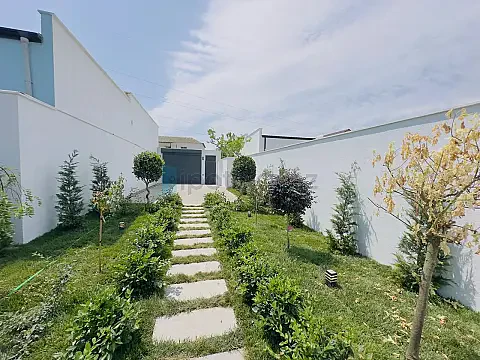 Satılır 4 otaqlı mənzil 200 m²