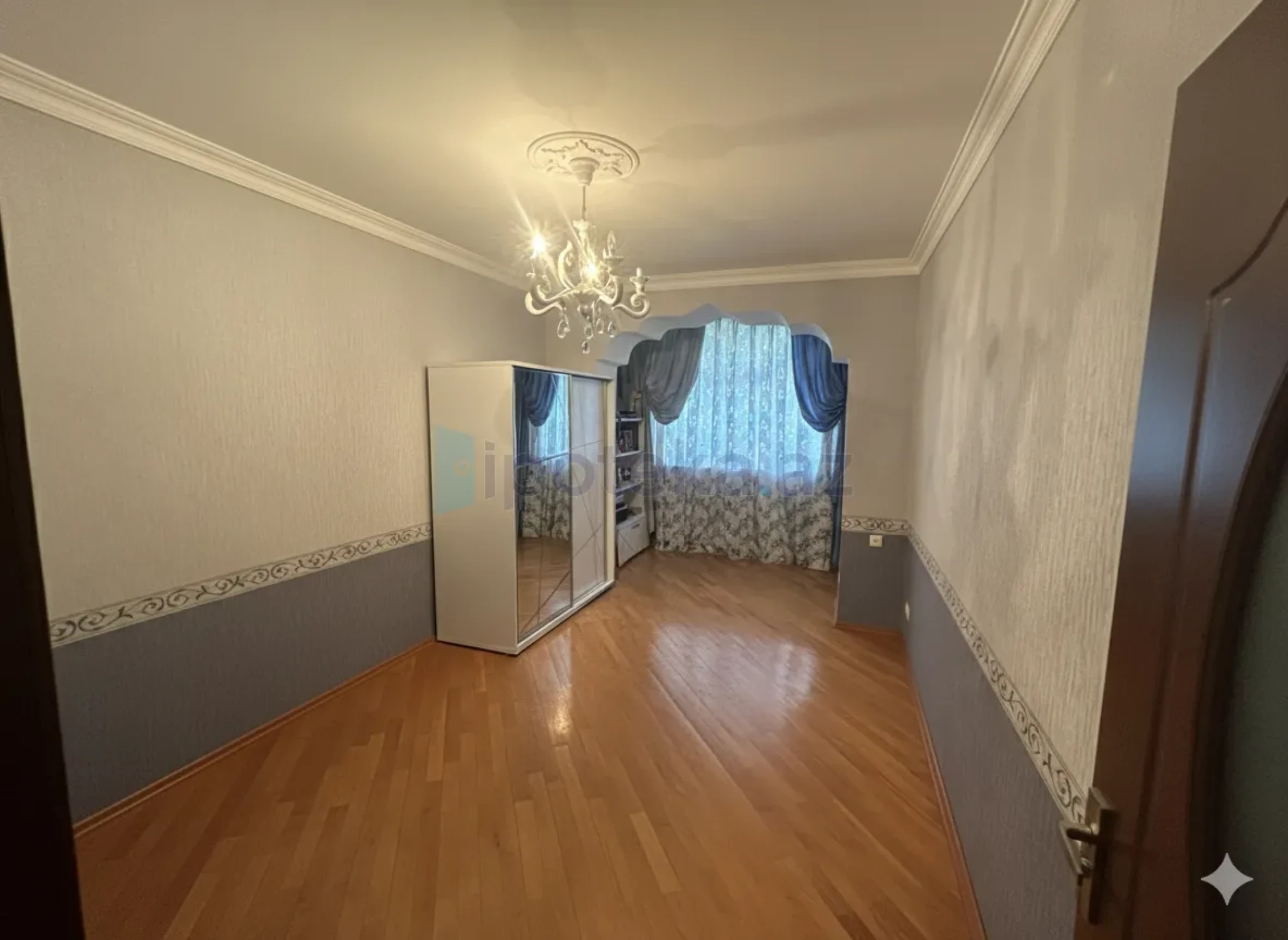 Satılır 4 otaqlı köhnə tikili 100 m²
