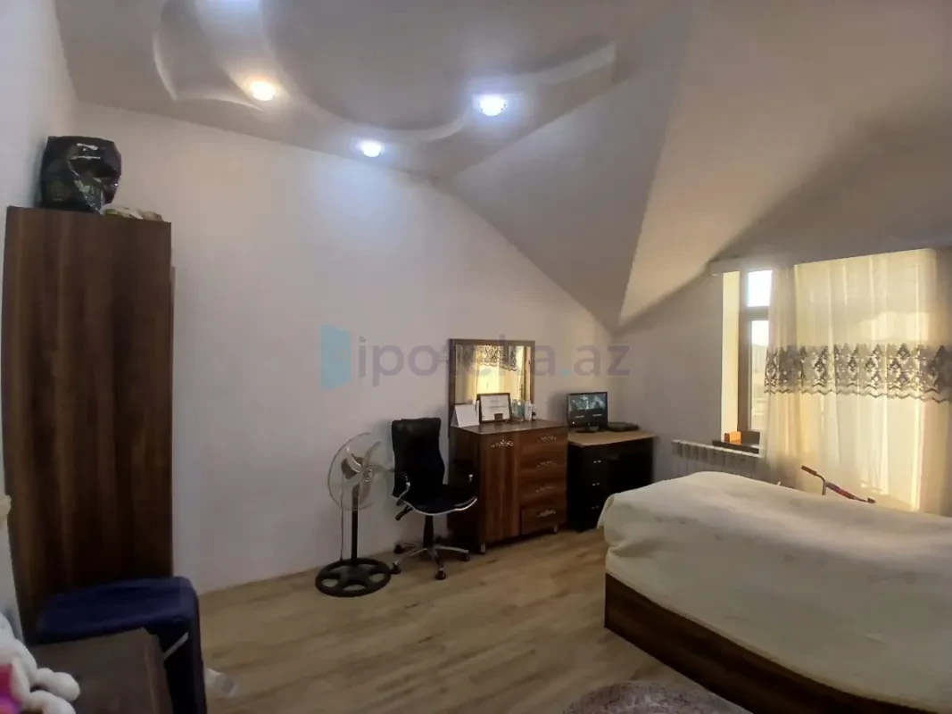 Satılır 5 otaqlı həyət evi 180 m²