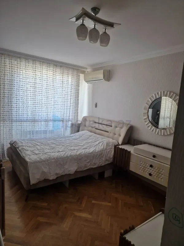 Satılır 4 otaqlı köhnə tikili 100 m²