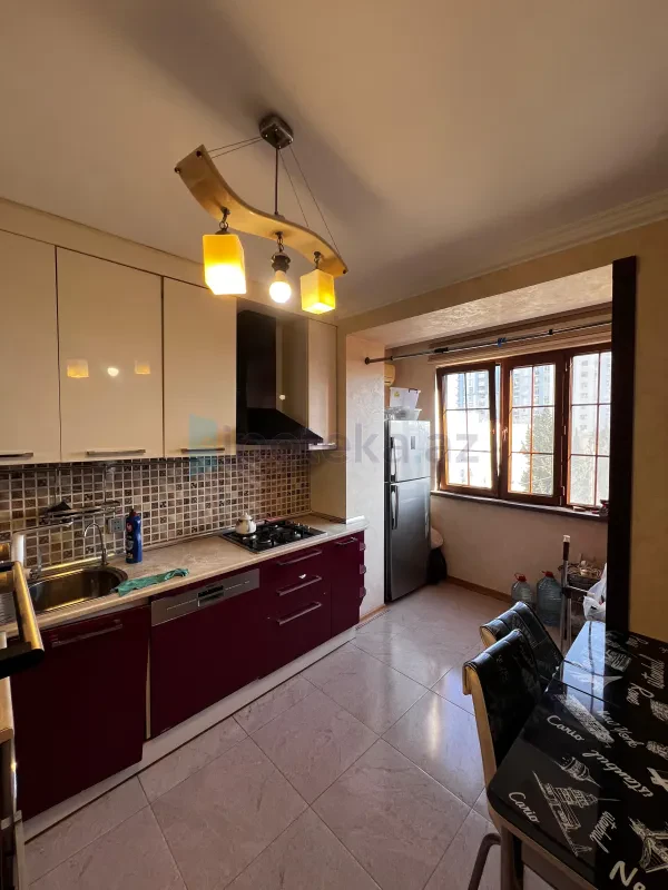 Satılır 4 otaqlı köhnə tikili 100 m²