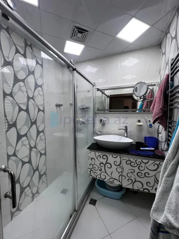 Satılır 4 otaqlı köhnə tikili 100 m²