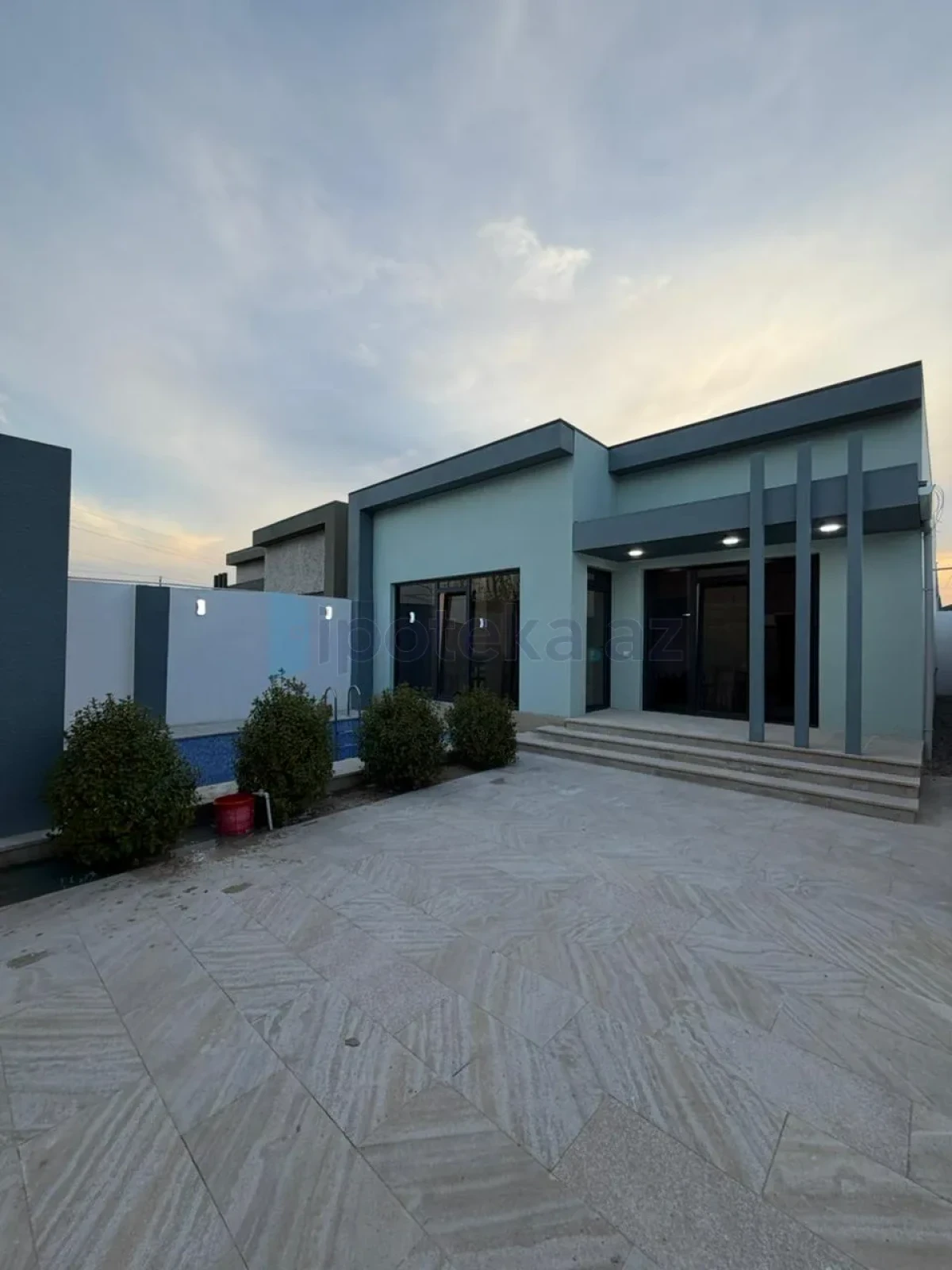 Satılır 4 otaqlı mənzil 140 m²