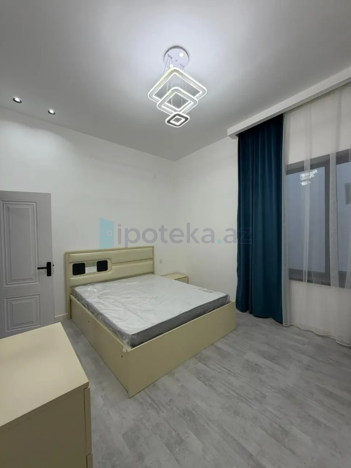 Satılır 4 otaqlı mənzil 140 m²