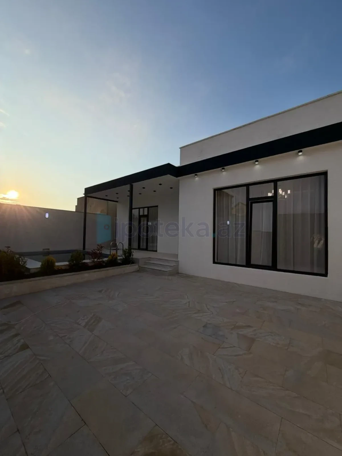 Satılır 4 otaqlı mənzil 140 m²